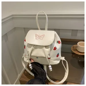 Zaino bianco in ecopelle con stampa fragole e ricamo farfalla, borsa casual graziosa per ragazze.