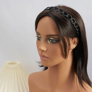 Nahaufnahme des schwarzen Harz-Ketten-Haarbandes, minimalistisches mattes Haar-Accessoire.