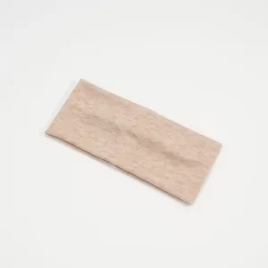 Vista dettagliata della fascia elastica a costine beige, ideale per lo sport e il look.