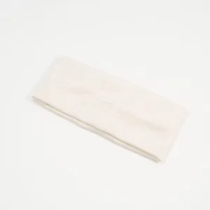 Vista dettagliata della fascia per capelli larga in maglia beige chiaro, uso quotidiano.