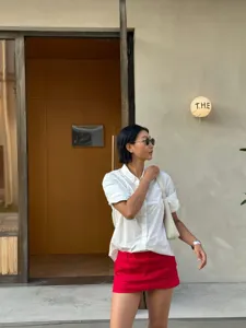 Detailaufnahme roter Leinen-Skorts, minimalistischer Urlaubsstil, bequeme Passform Sommer.