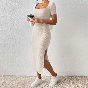 Vestido midi de canalé manga corta cuello cuadrado con abertura mujer vista detalle elegante
