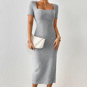 Detalle de vestido de punto acanalado gris, cuello cuadrado y manga corta con textura cercana.