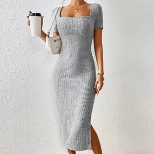 Vista detallada de un elegante vestido midi de punto gris con cuello cuadrado y abertura.