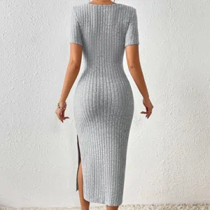 Vestido midi de punto acanalado con mangas cortas, cuello cuadrado y elegante abertura lateral.