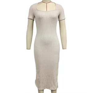 Detalle de primer plano del vestido midi ajustado de punto acanalado con cuello cuadrado.