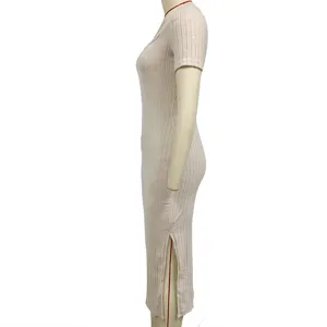 Vestido midi ajustado de punto acanalado con mangas cortas y abertura lateral elegante.