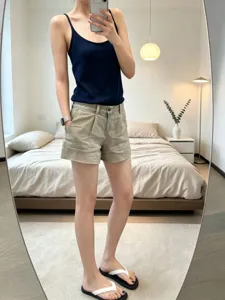 Vue détaillée d'un caraco en tricot bleu foncé pour femme avec short décontracté.