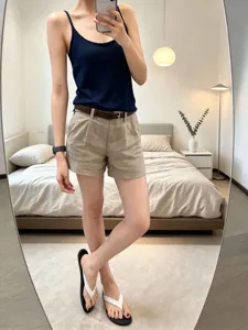 Vue détaillée de la tenue décontractée avec débardeur en tricot et short, parfaite au quotidien.