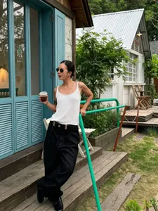 Débardeur en tricot pour femme au style décontracté, idéal pour les looks d'été.