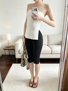 minimalistisches weißes trägerloses bustier oberteil mit seitlichem schlitz elastisch