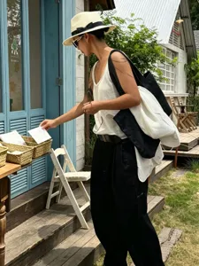 Vue détaillée d'un débardeur en tricot blanc à col carré montrant texture et style décontracté.
