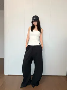 Minimalistisches strukturiertes elastisches trägerloses Oberteil mit Seitenschlitz in dem wit