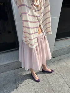 Modische gestreifte Strickjacke und rosafarbener Tüllrock, perfekt für den Alltag und Looks.