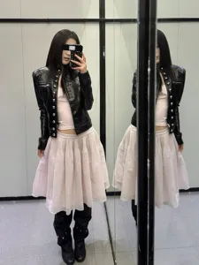 Schwarze Lederjacke und rosa Tüll-Tutu-Rock Set, schickes Balletcore Mode Outfit Damen.