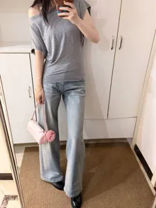 Scatto di dettaglio che mostra la vestibilità dei jeans casual dritti slavati.
