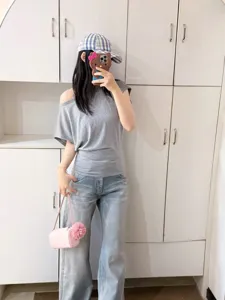 Dettagli dei pantaloni casual in denim dritto a vita media vintage lavati azzurri.