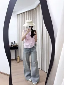 Jeans casual dritti a vita media lavati in azzurro chiaro in stile minimalista vintage.