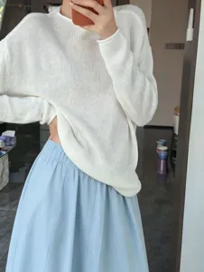 Autumn new loose knit pullover sweater paired with a light blue skirt, comfortable casual daily wear.