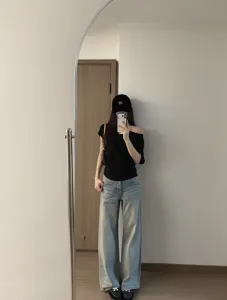Jeans casual da donna a gamba dritta a vita media slavati azzurro chiaro vintage.