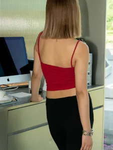 Κόκκινο crop top για γυναίκες σέξι στενό με ανοιχτή πλάτη και λεπτές τιράντες casual.