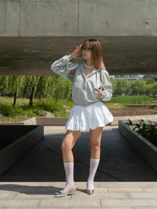Γκρι φούτερ με κουκούλα και φερμουάρ, casual αθλητικό στυλ γυναικείο τοπ λεπτομέρεια
