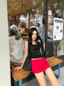 Detailansicht der roten Leinen Shorts mit bequemer Passform für den perfekten Sommerurlaub.