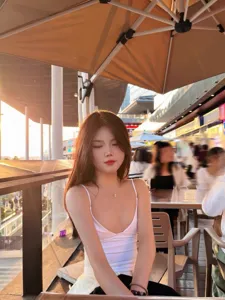 Λευκό crop top με βαθύ V λαιμόκοψη, σέξι ελαστικό βασικό αμάνικο μπλουζάκι για γυναίκες.
