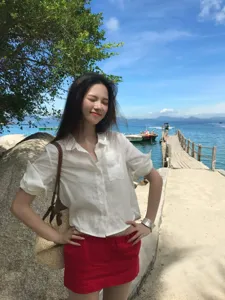 Lässiges Urlaubs-Leinen-Set mit weißem Hemd und rotem Skort für den Sommerurlaub am Strand.