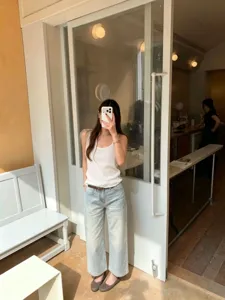 Élégant débardeur femme blanc en tricot à col carré, style décontracté et respirant.