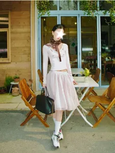 Schicker rosafarbener Tüll-Midirock mit Plissee-Design für elegante Alltags-Outfits.