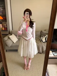 Süßes Ballettcore Mesh Rock Outfit Set mit Langarmshirt, rosa Gürtel und schicken Socken.