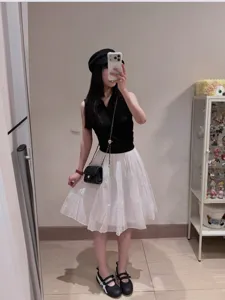 Detailansicht des eleganten weißen Tüll-Puffrocks kombiniert mit einem schicken schwarzen Top.