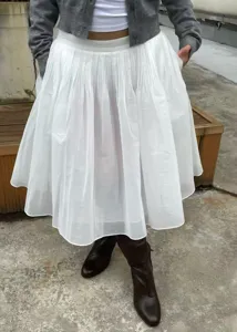 Detailansicht des eleganten weißen Tüll Box-Pleat Ballett flauschigen Regenschirm Rockes.