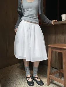 Klassischer weißer Tüll-Faltenrock, eleganter Ballet-Core Midirock für Damen stilvoll.