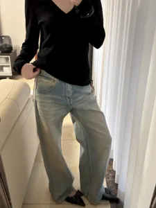 Pantaloni in denim casual a gamba dritta a vita media slavati azzurri vintage da donna.