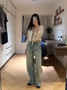 Jeans casual dritti a vita media slavati azzurri vintage da donna stile retrò.