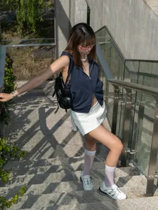 Λεπτομέρειες για το στιλάτο casual αμάνικο μπουφάν με κουκούλα και φερμουάρ για γυναίκες.