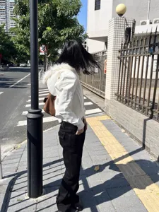 Λεπτομερής όψη της κομψής κοντής slim fit γυναικείας ζακέτας φούτερ με κουκούλα.