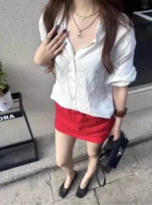 Rote Leinen Minirock Shorts für Damen, lässiger französischer Urlaubsstil minimalistisch.