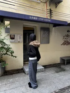 Κοντό γυναικείο φούτερ με κουκούλα, επένδυση από συνθετική γούνα και φερμουάρ urban