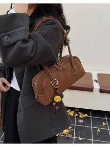 Brown retro shoulder bag for women, large capacity pillow bag, stylish autumn commuting style.