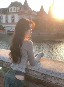 Top en tricot à manches longues ajusté pour femme et jean stylé avec découpe tendance.