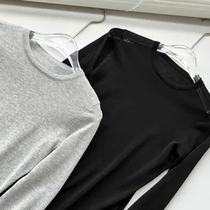 Top en tricot à manches longues ajusté et transparent, pull basique léger pour femmes.