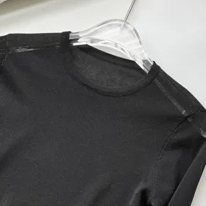 Pull noir pour femme à col rond, coupe ajustée, extensible, haut en tricot transparent élégant.