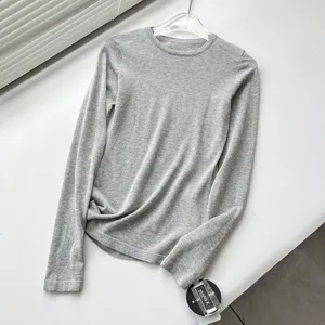 Top en tricot gris à manches longues et col rond, pull basique extensible et doux au toucher.