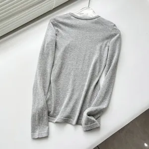 Vue de détail haut tricot manches longues gris, beau tissu extensible coupe ajustée