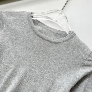 Pull-over basique col rond gris moulant pour femme, tissu doux extensible léger et élégant.