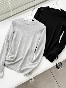 Pull en tricot à col rond semi-transparent slim, haut de couche de base confortable et chic.