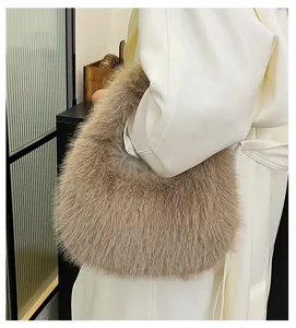 Vista dettagliata della borsa hobo in peluche soffice di tendenza, borsa kaki chic